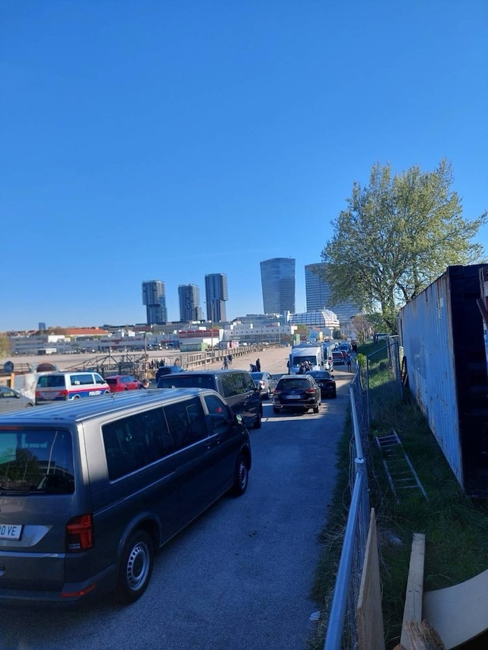 Nach dem Beginn der Räumung zog es zahlreiche Unterstützer sowie Protestanten zu dem Areal.