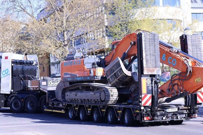 Auch Bagger rückten für den Abriss der Hütten & Co. an.