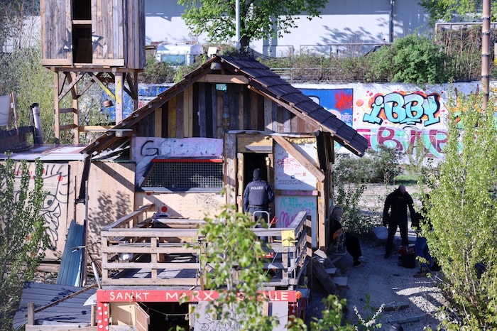 Die Polizei durchkämmte das Gelände im Zuge der Räumung.