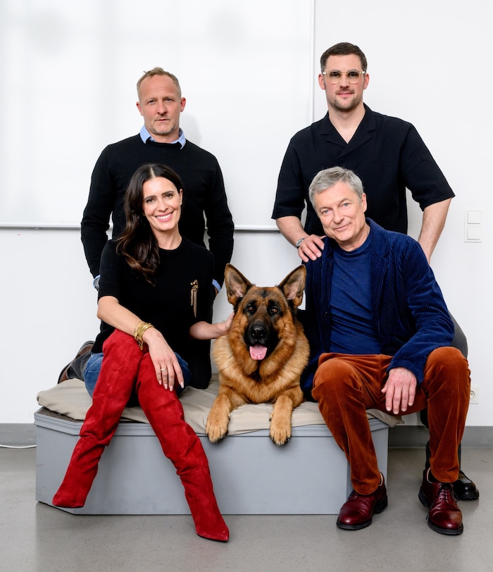 Brückner (l. o.), Seebacher (r. o.), Golpashin und Dorfer mit ihrem vierbeinigen Kollegen bei ...