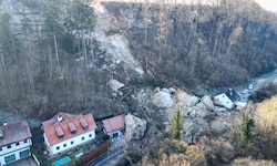 400 Kubikmeter Geröll waren am 8. Februar 2023 in Steyr-Christkindl abgestürzt und hatten zwei ...
