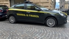 Die italienische Finanzpolizei hat im Zuge einer Razzia eine illegale Zigarettenproduktion im ...