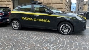 Die italienische Finanzpolizei hat im Zuge einer Razzia eine illegale Zigarettenproduktion im ...