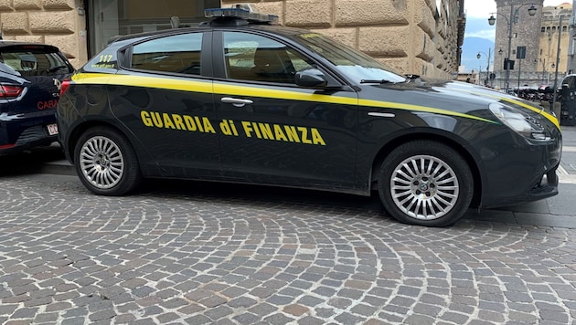 Die italienische Finanzpolizei hat im Zuge einer Razzia eine illegale Zigarettenproduktion im ...