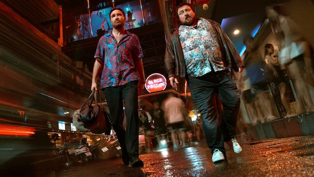 Frederick Lau (li.) und Christoph Krutzler suchen in Bangkok nach der goldenen Münze.