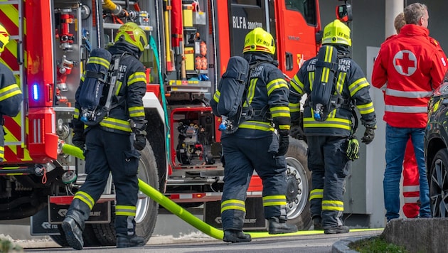 Ein Atemschutztrupp der Feuerwehr drang in die Brandwohung vor.