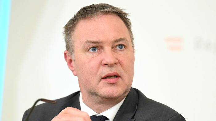 Andreas Babler, neben seiner Funktion als Vizekanzler auch Minister für Wohnen, will bis Herbst ...