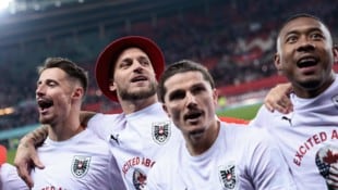 David Alaba nach dem entscheidenden Spiel gegen Bosnien mit Marcel Sabitzer, Marko Arnautovic ...