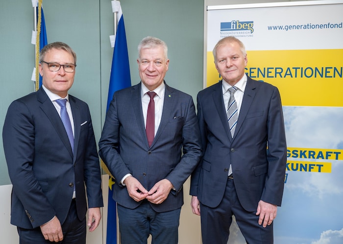 Finanzlandesrat Anton Kasser (M.) mit den Fibeg-Geschäftsführern Johannes Kern (li.) und Ernst ...