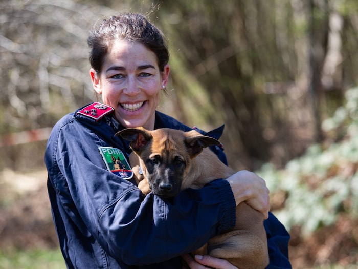 Die künftige Ermittlerin „Tosca von Saggautal“ in den Armen ihrer Hundeführerin Christine Ebner.