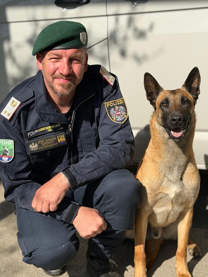 Kärntens Neo-Polizei-Diensthunde-Chef Stefan Richau mit seinem aktuellen vierbeinigen Kollegen ...