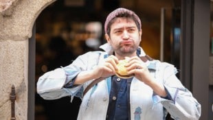Sebastian Humi stärkte sich noch schnell mit einer Leberkäse-Semmel.