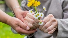 Schon bevor Parkinson-Symptome wie Bewegungsstörungen auftreten, gibt es im Körper Hinweise auf ...
