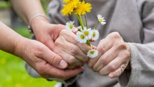 OCSKAY MARK Schon bevor Parkinson-Symptome wie Bewegungsstörungen auftreten, gibt es im Körper Hinweise auf ...