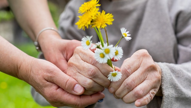Schon bevor Parkinson-Symptome wie Bewegungsstörungen auftreten, gibt es im Körper Hinweise auf ...