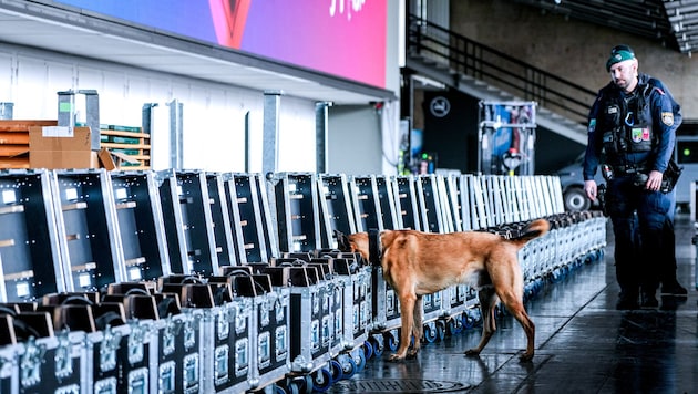 From the very beginning, police explosive-detection dogs have been deployed at the Stadthalle to ...
