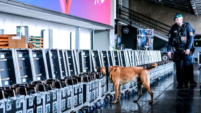 Von Anfang an wurden in der Stadthalle Polizei-Sprengstoffhunde eingesetzt, um das riesige ...