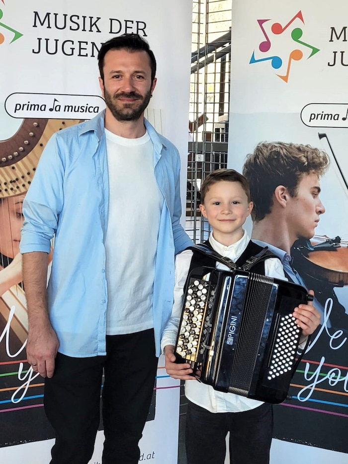„Dreamteam“: Der junge Akkordeonist Michail Radler aus Eidenberg mit seinem Lehrer Atanas ...