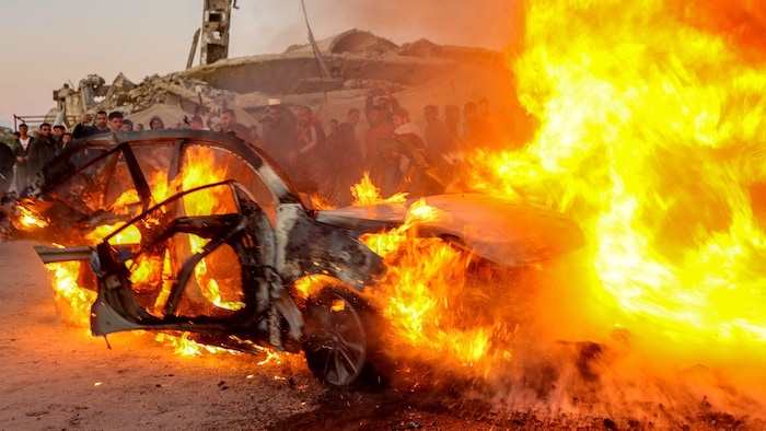 Das Auto des Reporters ging beim Angriff in Flammen auf und brannte komplett aus.