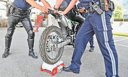 Das Moped war viel zu schnell und ohne Licht unterwegs gewesen (Symbolbild)