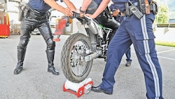 Das Moped war viel zu schnell und ohne Licht unterwegs gewesen (Symbolbild)