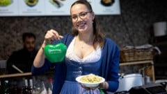 Leonie B. (21) serviert Bärlauch-Pasta