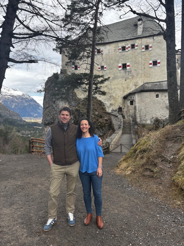 Marilu und Heinrich Orsini-Rosenberg vor dem Schloss Stein in Dellach im Drautal.
