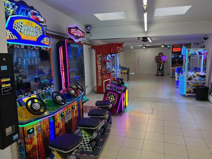 Der Spielsalon hat vor Kurzem eröffnet und erregt schon jetzt die Gemüter von Stadt und Land.