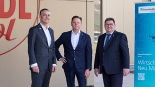Christian Handl (Mi.) präsentierte die Ergebnisse mit Sebastian Schlund (li.) und Mathias Rauch ...