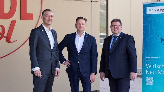 Christian Handl (Mi.) präsentierte die Ergebnisse mit Sebastian Schlund (li.) und Mathias Rauch ...