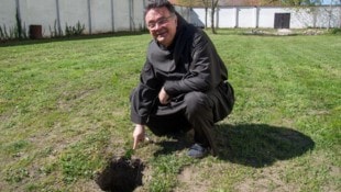 Hier ist die Erde eingebrochen. Was sich noch alles unter dem Gras verbirgt, will Pater Thomas ...