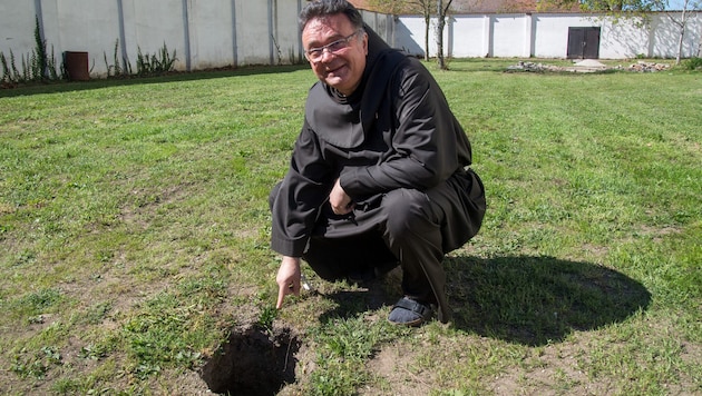 Hier ist die Erde eingebrochen. Was sich noch alles unter dem Gras verbirgt, will Pater Thomas ...