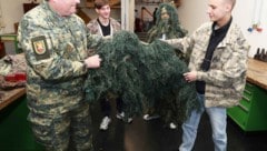 Info-Offizier Dietmar Trinkl hat unterschiedlichste Tarnanzüge zum Probieren mit.