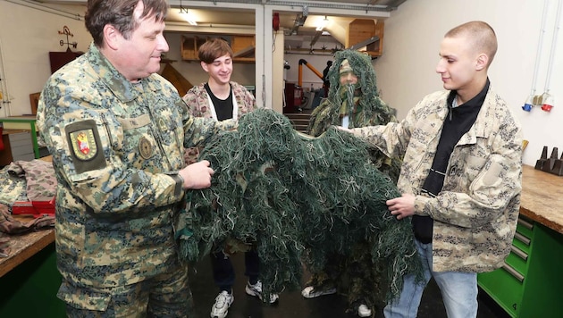 Info-Offizier Dietmar Trinkl hat unterschiedlichste Tarnanzüge zum Probieren mit.