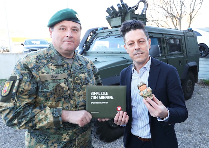 Dietmar Trinkl bei der Begrüßung durch Direktor Thomas Plank in der Berufsschule Mattersburg. Im ...