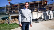 Bürgermeister Michael Prantner freut sich auf das neue Gemeindeamt, das er mitgeplant hat.
