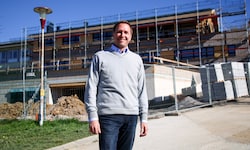 Bürgermeister Michael Prantner freut sich auf das neue Gemeindeamt, das er mitgeplant hat.