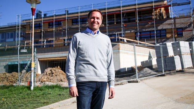 Bürgermeister Michael Prantner freut sich auf das neue Gemeindeamt, das er mitgeplant hat.