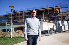 Bürgermeister Michael Prantner freut sich auf das neue Gemeindeamt, das er mitgeplant hat.