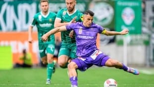 Fischer im Kampf um den Derby-Ball.