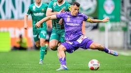 Fischer im Kampf um den Derby-Ball.