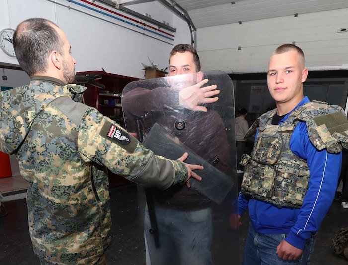 Die Ausrüstung der Militärpolizei aus der Nähe.