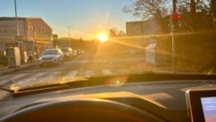 Die tief stehende Sonne stellt gerade in den Morgenstunden eine Gefahr dar (Symbolbild).