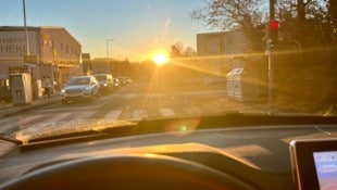 Die tief stehende Sonne stellt gerade in den Morgenstunden eine Gefahr dar (Symbolbild).