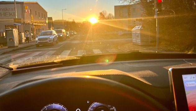 Die tief stehende Sonne stellt gerade in den Morgenstunden eine Gefahr dar (Symbolbild).