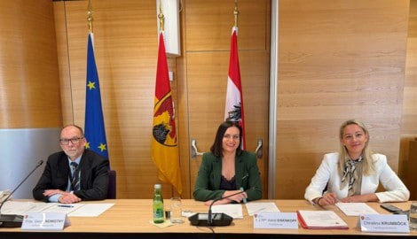 Georg Nowotny, Vorsitzende Astrid Eisenkopf und Landtagsdirektorin Christina Krumböck.