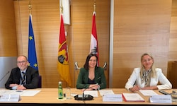 Georg Nowotny, Vorsitzende Astrid Eisenkopf und Landtagsdirektorin Christina Krumböck.