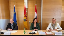 Georg Nowotny, Vorsitzende Astrid Eisenkopf und Landtagsdirektorin Christina Krumböck.