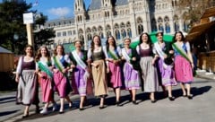 Catwalk am Rathausplatz: Die steirischen Hoheiten setzten sich für den „Krone“-Fotografen in ...