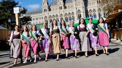 Catwalk am Rathausplatz: Die steirischen Hoheiten setzten sich für den „Krone“-Fotografen in ...